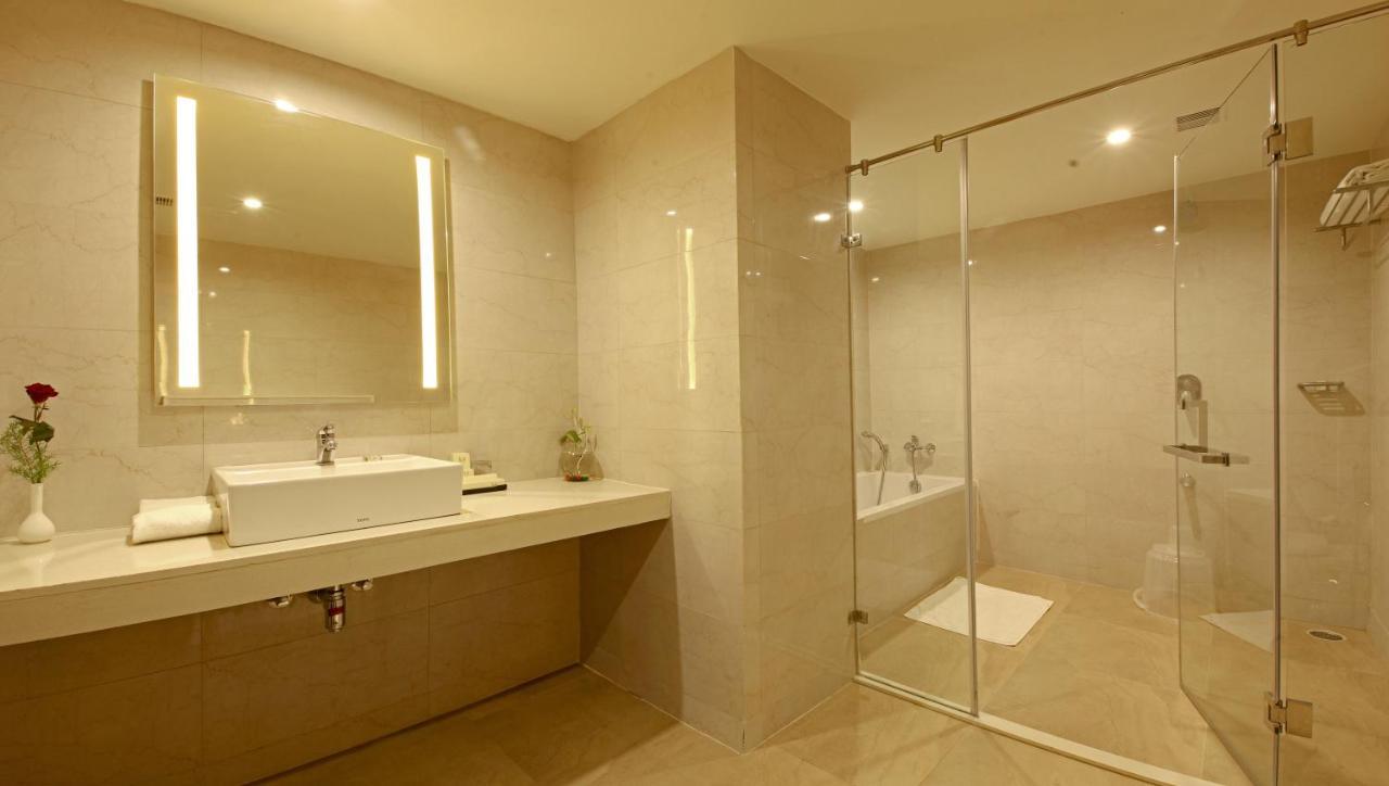 Goutham Grand Hotel Tenali Bagian luar foto