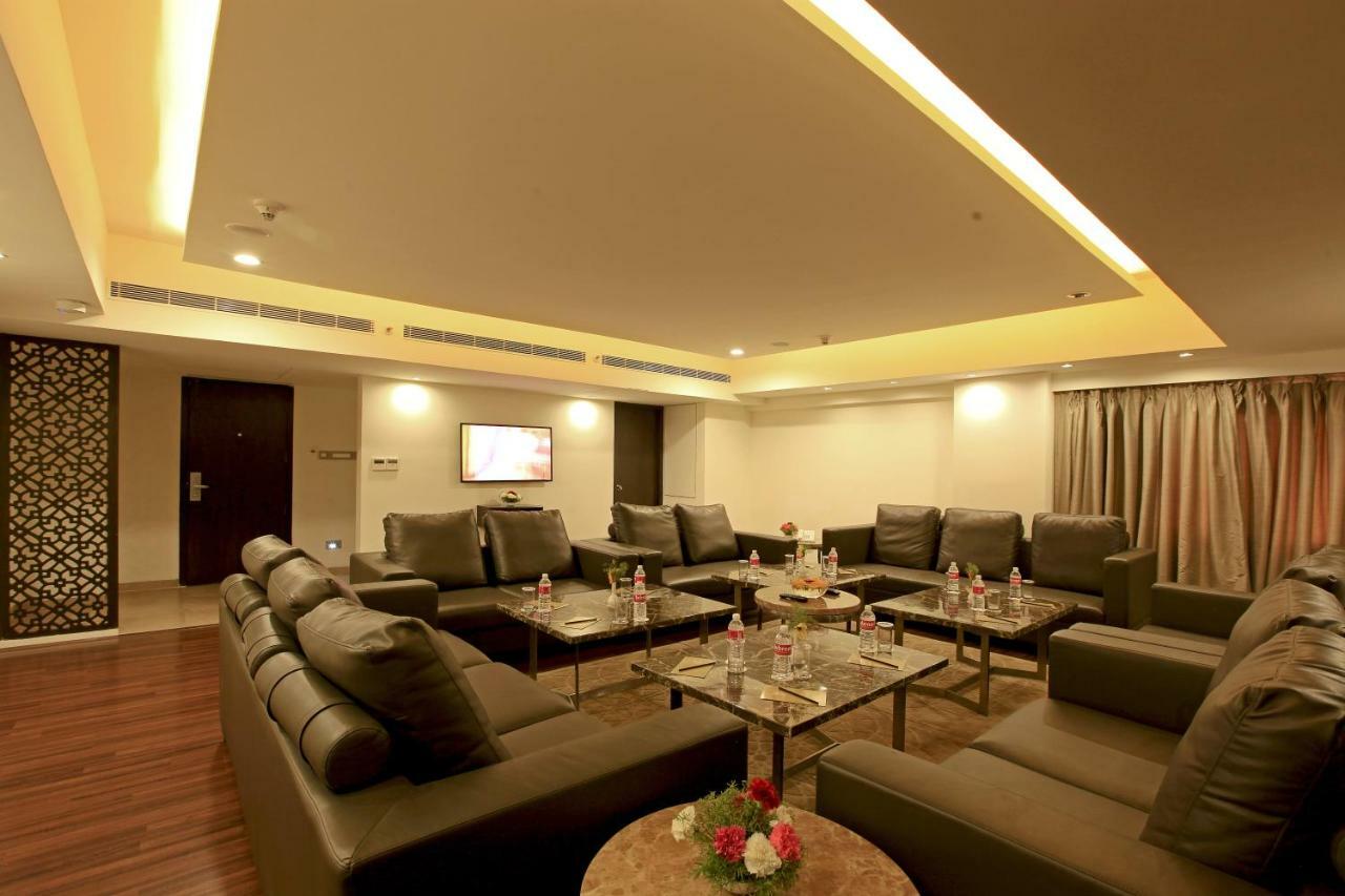 Goutham Grand Hotel Tenali Bagian luar foto
